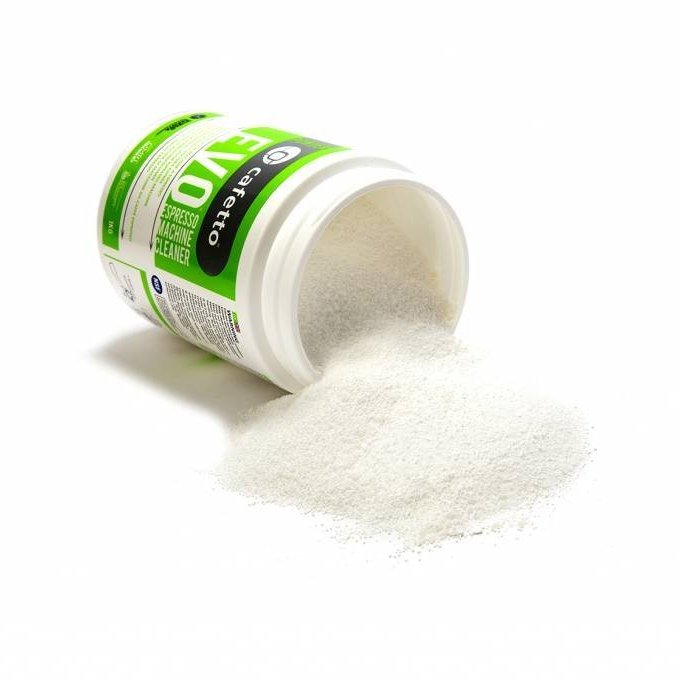 EVO hreinsefni fyrir Espresso - Vistvæn sápa 1000 gr Vörunúmer: EPG-351 Duftsápa úr lífrænum efnum fyrir espressóvélar.
Leiðbeiningar: 
Til að hreinsa hvern haus á espressóvélinni.
Takið sigti úr greipinni og setjið blind sigti/filter í.
Fyrir daglega hreinsun setjið 1 teskeið af EVO í greipina og setjið eins og þið ætlið að laga kaffi.
Hefjið bruggferlið og látið ganga í 10 sek til að leysa upp hreinsiefnið.
Stoppið vélina og látið standa í 10-20 sek. 
Kveikið og stoppið til skiptis (endurtakið ferlið) 4 sinnum 10 sek í gangi og 10 sek stopp í hvert skipti.
Takið greipna niður og hreinsið undir bunu af heitu vatni úr brugghausnum. 
Setjið greipina aftur uppí, ennþá með blindfilterinn í. Endurtakið hreinsunarferlið án sápu, látið vélina vera í gangi í 5 sek og stopp í 2 sek. Gangið úr skugga um að vatnið sé orðið hreint. Skiptið svo um sigti. 
Gerið einn espressó og hendið honum.
Aðferð við að hreinsa filtera/sigti og greipar.
setjið 2 teskeiðar af EVO í dall með 500 ml af vatni. 
Leggið greiparnar í sápuvatnið í 10 mín. Passið að handföngin fari ekki ofan í vatnið.
Hreinsið svo allt mjög vel með heitu rennandi vatni.
 
Notist daglega